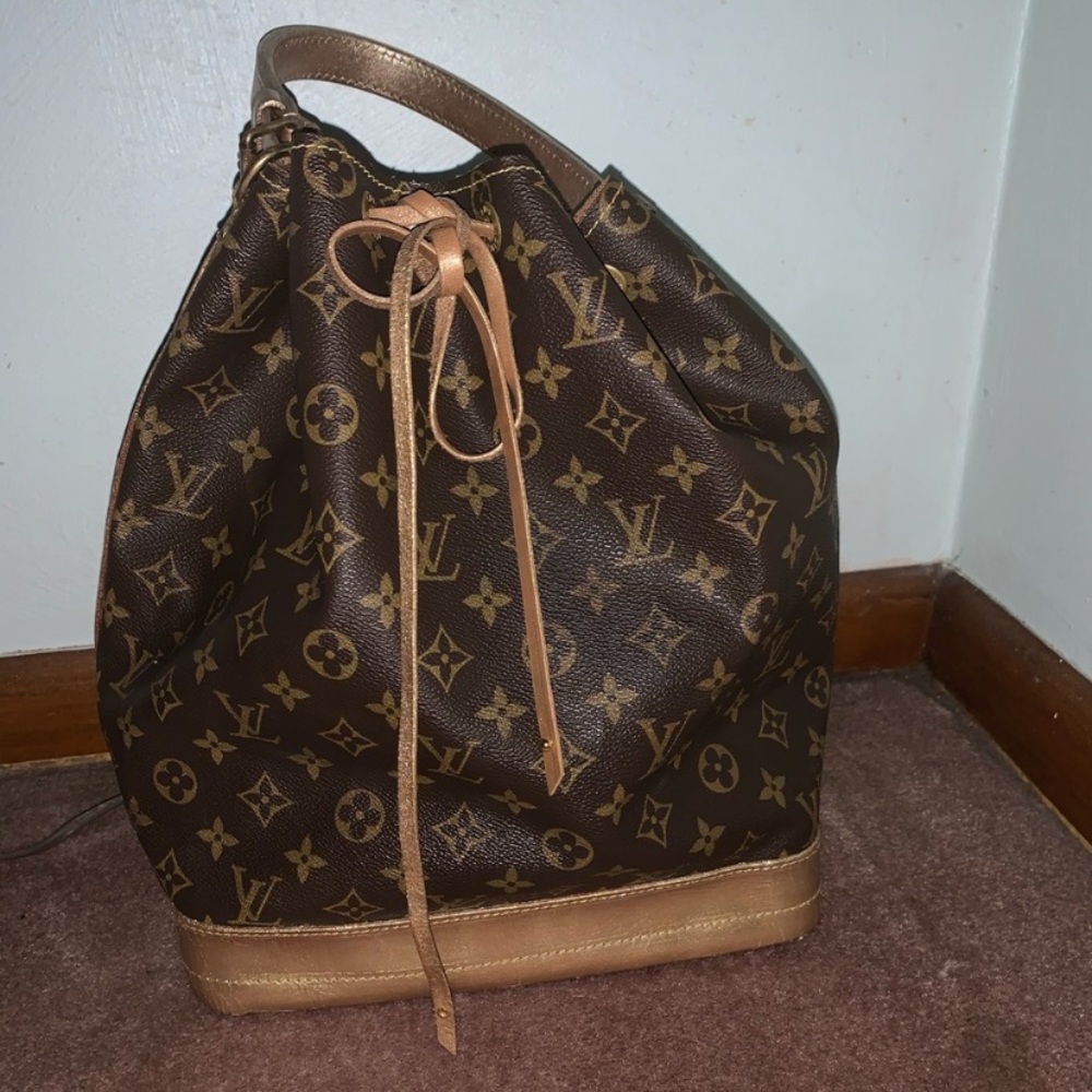 LV Noe- Great Used Condition. custom gold painted ✨ great project bag